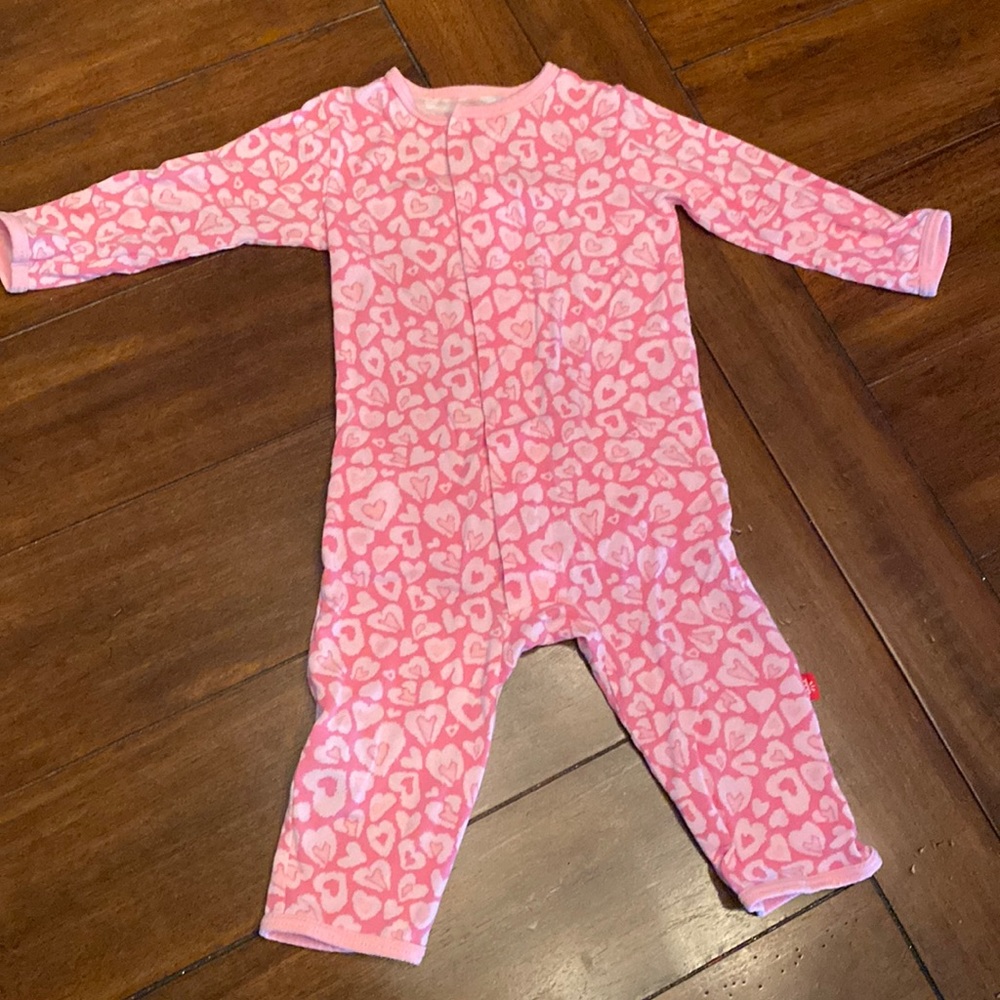 EUC Magnetic Me Ruffled Girl Heart Shortall